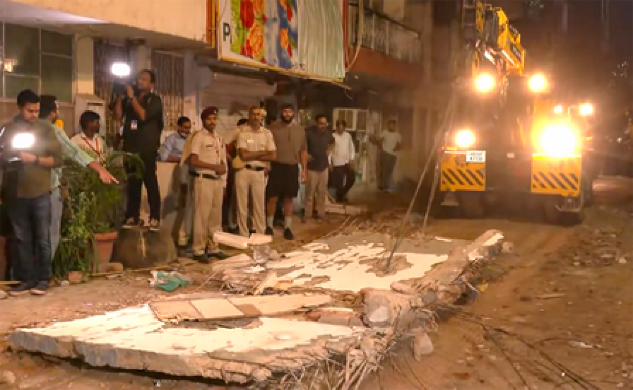 दिल्ली के सत्य निकेतन में इमारत गिरने से मरने वालों की संख्या 6 हुई, बचाव अभियान जारी