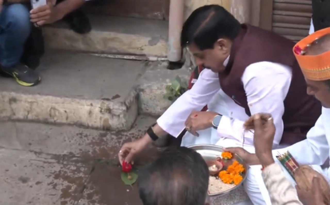 पुस्तैनी घर तोड़े जाने से पहले सीएम मोहन यादव ने की पूजा-अर्चना, बोले-इसका कोई मुआवजा नहीं लेंगे