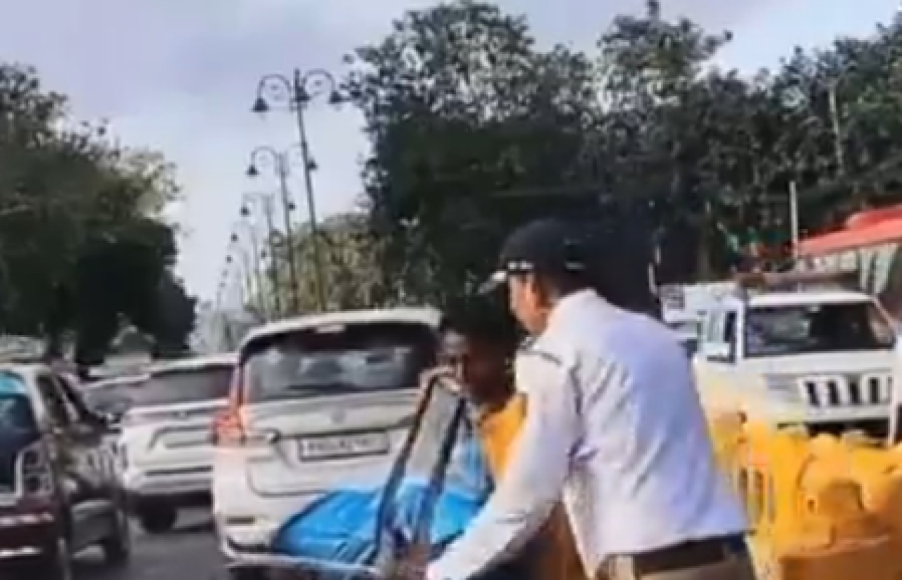मुंबई के सिंदूर ब्रिज के पास युवक की साइकिल पलटने का वीडियो वायरल, ट्रैफिक कांस्टेबल पर कार्रवाई