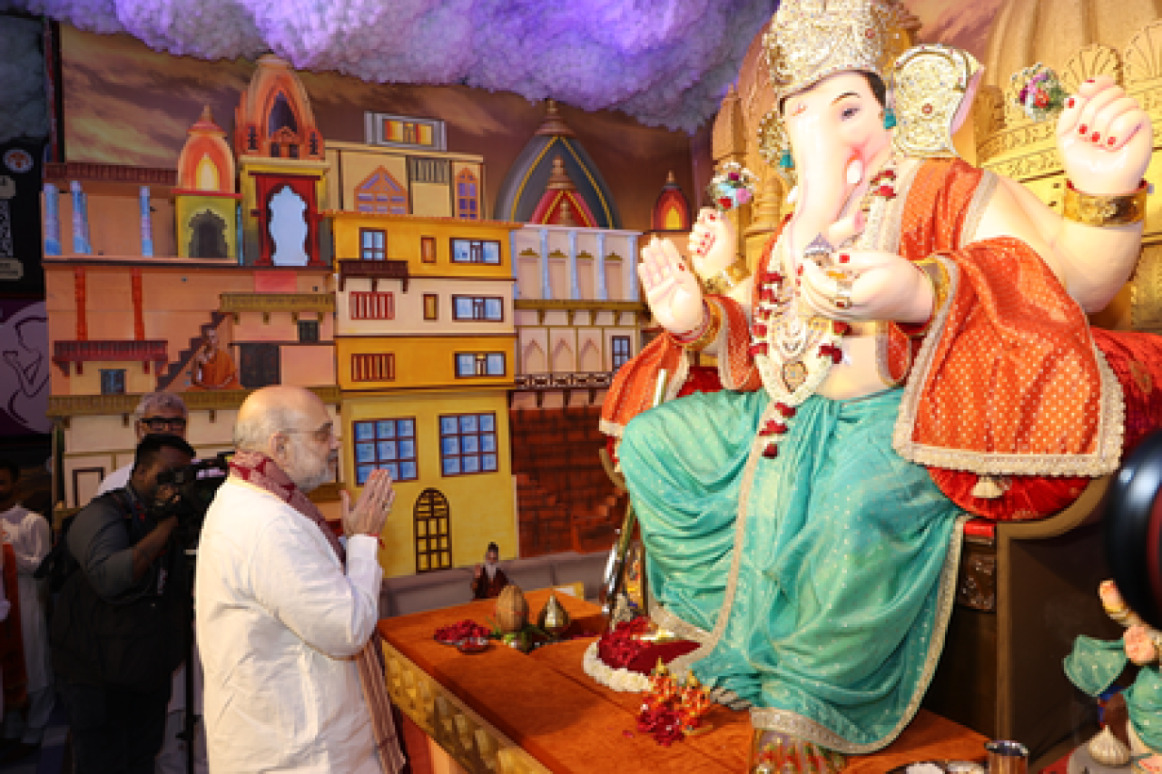அகமதாபாத்தில் கணேஷோட்ஸ் விழாவின் மகா ஆராதனையில் கலந்து கொண்ட உள்துறை அமைச்சர் அமித் ஷா