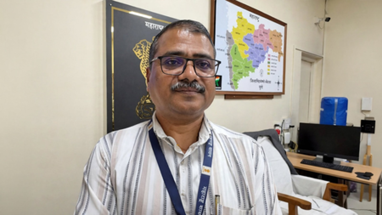 அமித் தாக்ரே, புனே கல்லூரியில் பிரதமர் மோடியின் புகைப்படத்தை அகற்றினார்