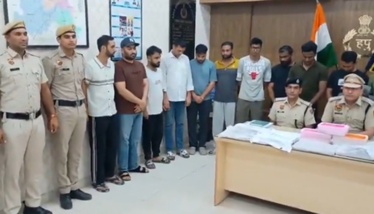 அமெரிக்கர்களிடம் மோசடி செய்த 11 பேர் கைது