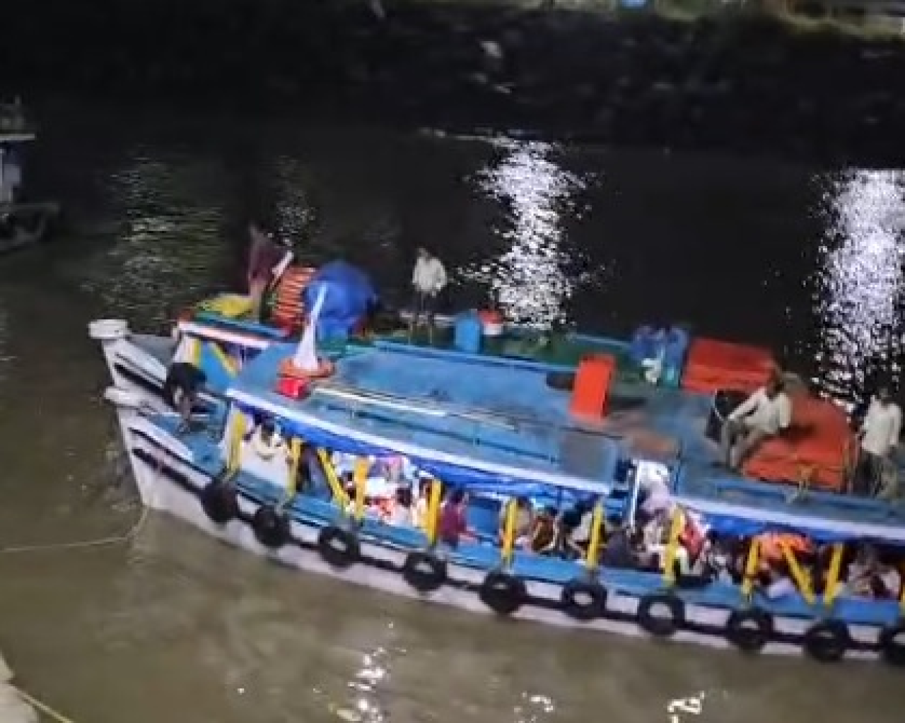 இந்தியாவின் வாயிலுக்கு அருகில் கடலில் பாட்டில் சிக்கிய 38 பேர், அனைவரும் பாதுகாப்பாக உள்ளனர்