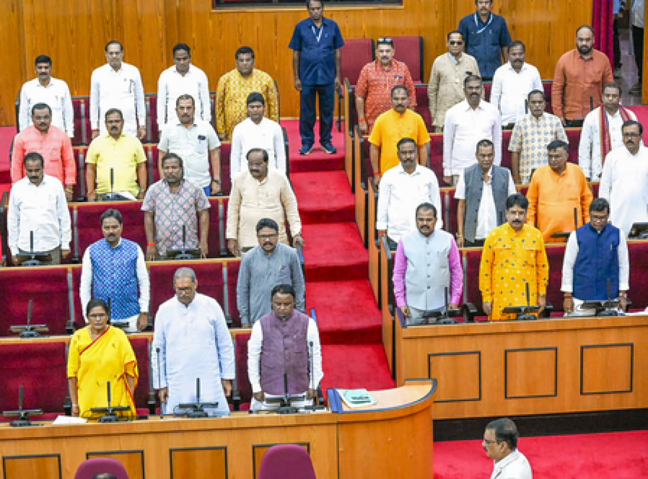 ஒடிசா சட்டமன்ற கூட்டத்திற்கு முன்னே பாதுகாப்பு ஏற்பாடுகள்  
META DESCRIPTION: ஒடிசா சட்டமன்ற கூட்டத்திற்கு முன்னே, புவனேஸ்வரில் பாதுகாப்பு நடவடிக்கைகள் அதிகரிக்கப்பட்டுள்ளன.