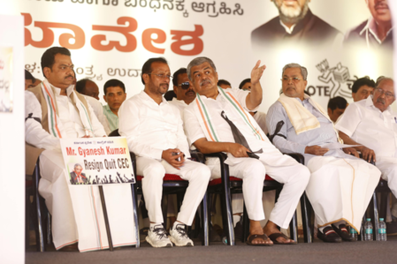 கேரளாவில் காங்கிரஸ் கட்சியின் போராட்டம்: தேர்தல் ஆணையத்தின் தலைவரின் ராஜினாமா கோரிக்கை