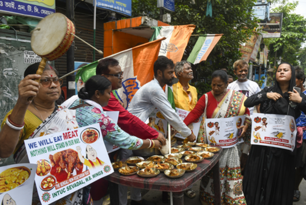 கொல்கத்தா: திஹிரேந்திர ஷாஸ்திரியின் கருத்துக்கு எதிராக காங்கிரஸ்-பாஜக கட்சியினருக்கு இடையே மோதல்