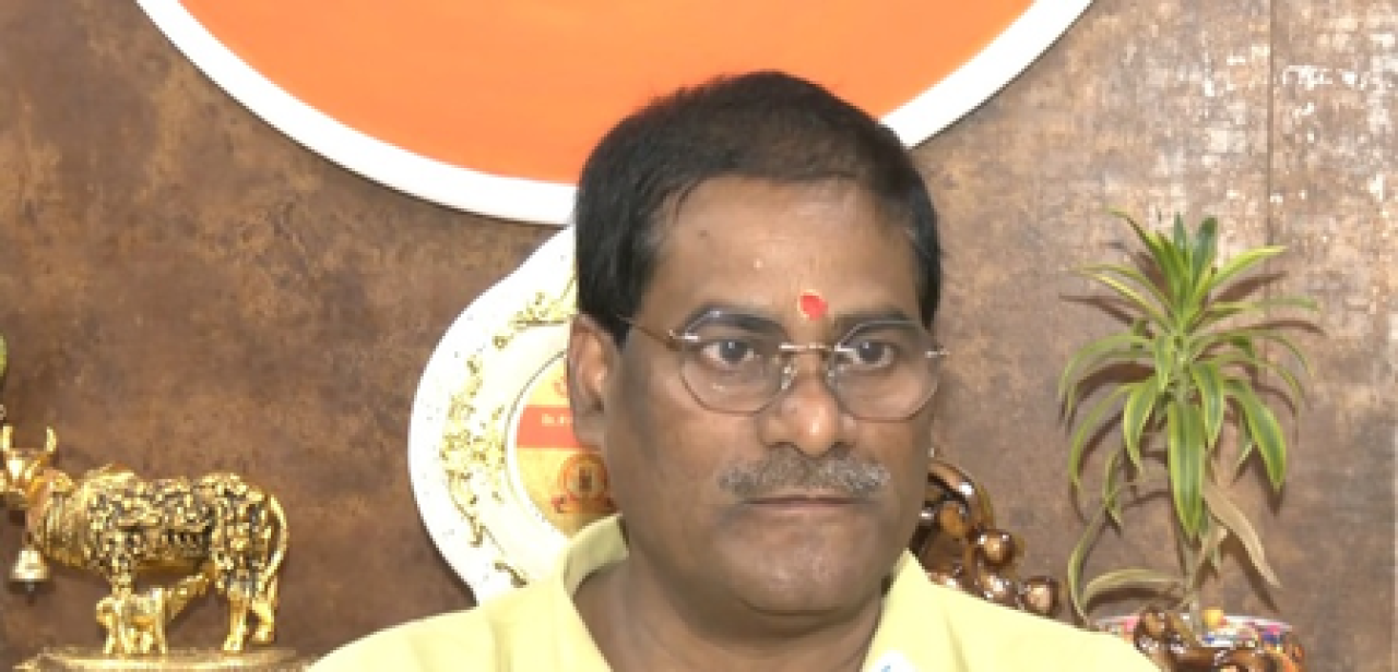 பாகேஸ்வர் பாபாவின் கருத்துக்கு எதிரான காங்கிரசின் புகாருக்கு அரசியல் பரபரப்பு