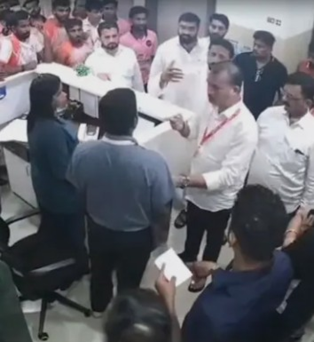 பால்கர் மருத்துவமனையில் மோதல்: சிவசேனா 7 அதிகாரிகள் கைது, ஒருவர் தப்பி ஓடுகிறார்