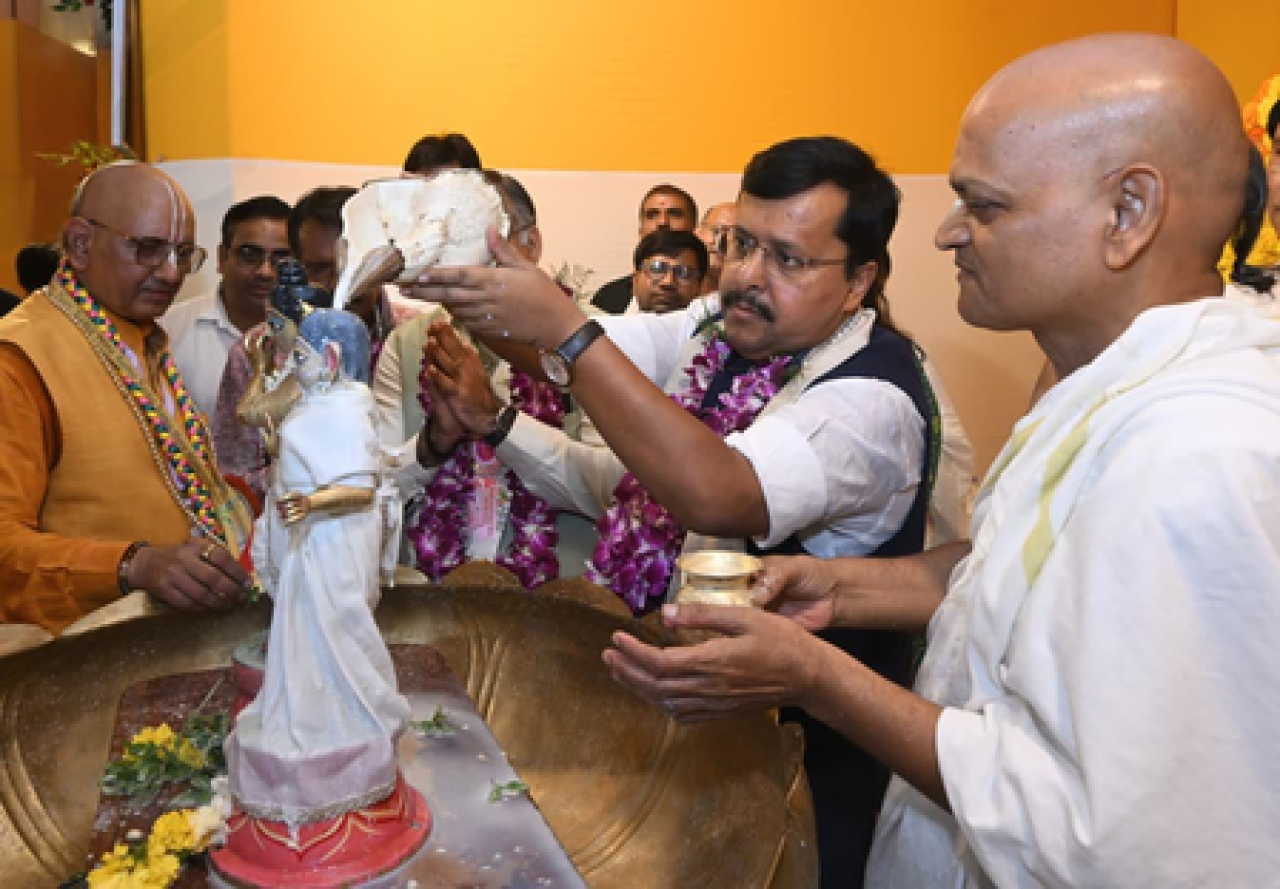 பிறந்த நாளுக்கான வழிபாடு: நிதின் நவீனின் இஸ்கான் கோவிலில் நிகழ்வு