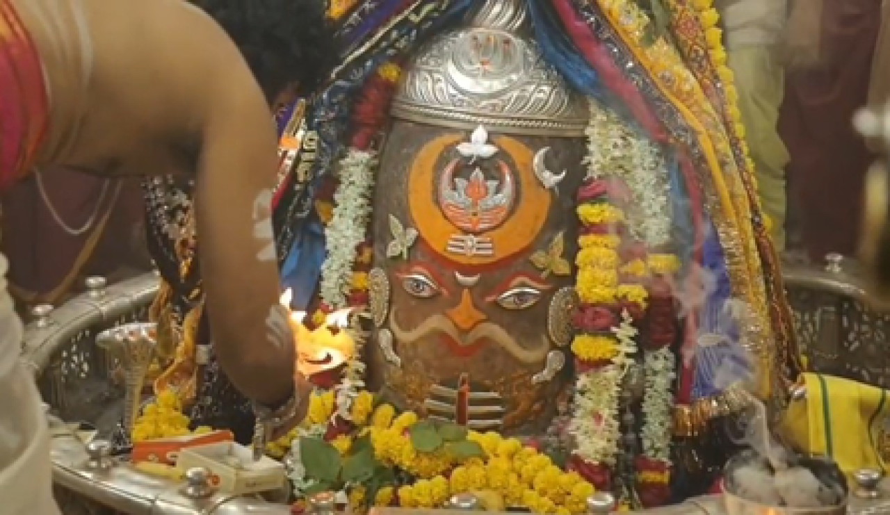 மகாகாலின் பச்மார்த்தி: அற்புத அலங்காரம் மற்றும் பக்தர்களின் கூட்டம்