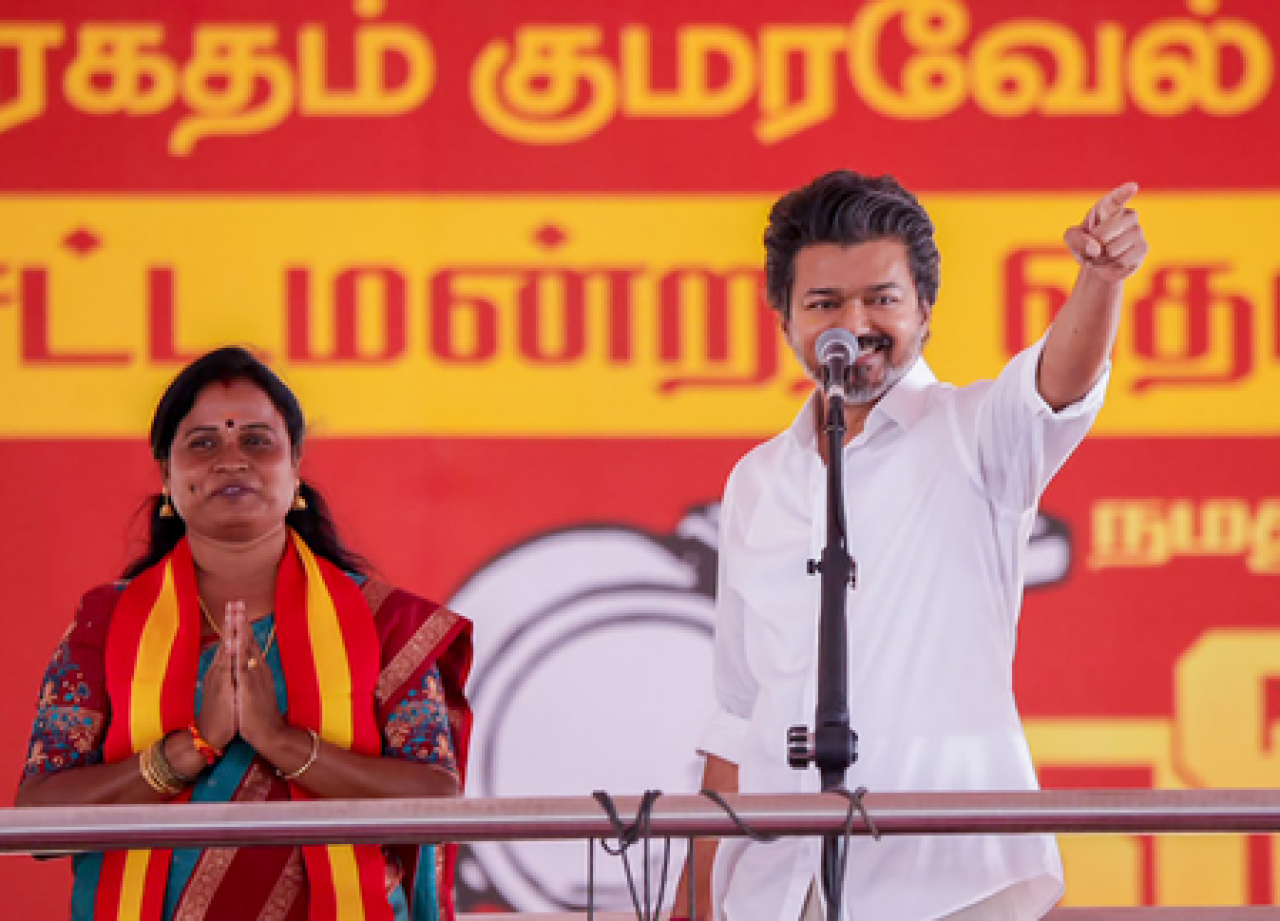 விஜயின் குற்றச்சாட்டுகள்: எஐஏடிஎம்கே, டிஎம்கே கூட்டணி குறித்த விமர்சனம்