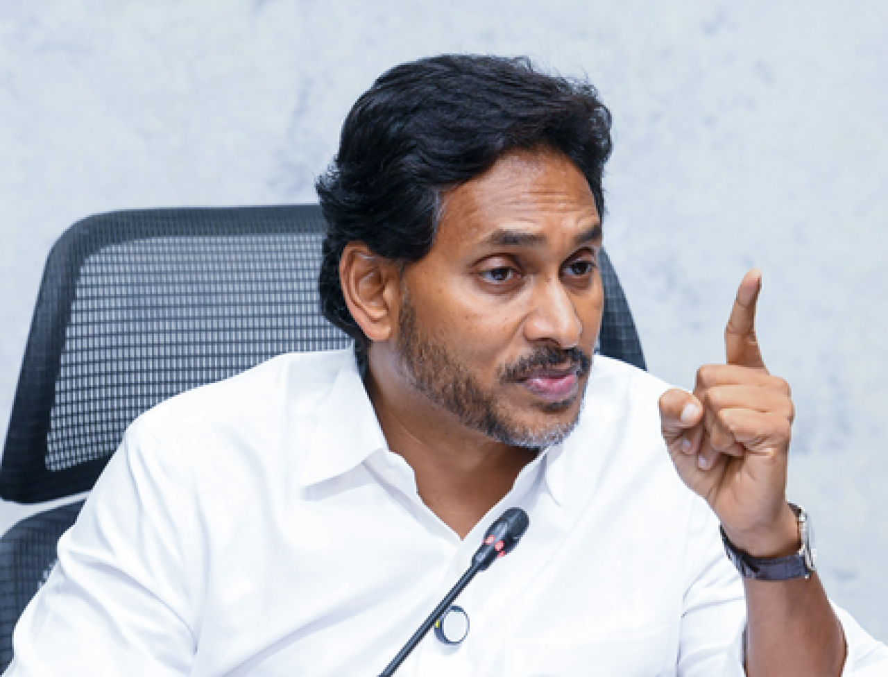 ஆந்திராவில் பின்தங்கிய வகுப்புக்கு ஒதுக்கீடு: ஜகன் மோகன் ரெட்டி குற்றம் சாட்டினார்  
META DESCRIPTION: ஆந்திரப் பிரதேசத்தில் பின்தங்கிய வகுப்புக்கு 34% ஒதுக்கீடு வழங்கும் வாக்குறுதியில் சந்திரபாபு நாயுடு ஏமாற்றம் செய்ததாக ஜகன் கூறினார்.
