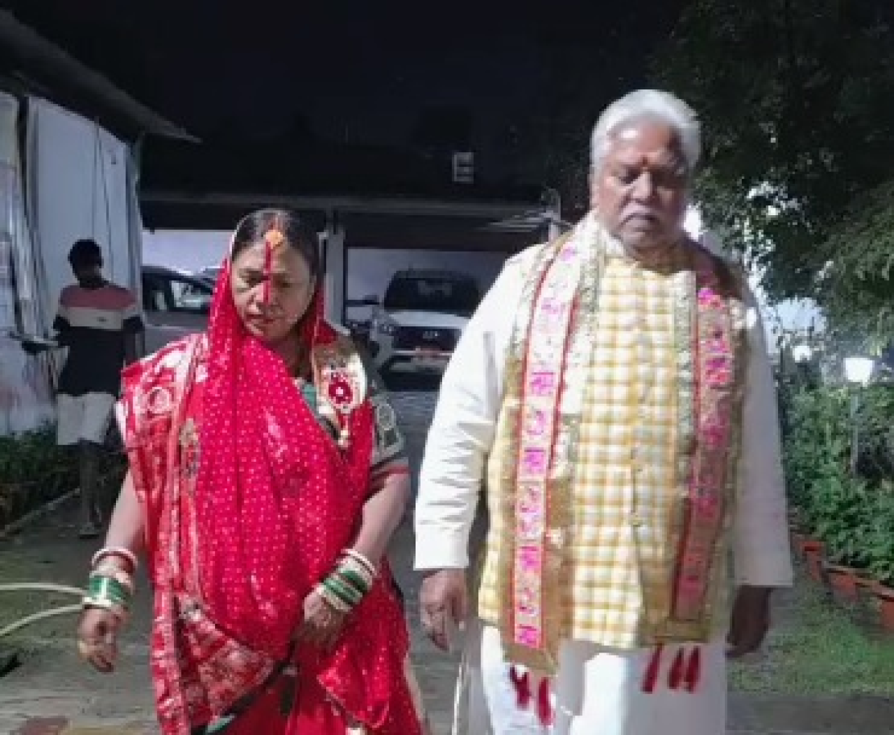 இந்தியா முழுவதும் கர்வா சவுத்தின் கொண்டாட்டம், சந்திரனை பார்த்த பிறகு விரதம் திறக்கப்பட்டது