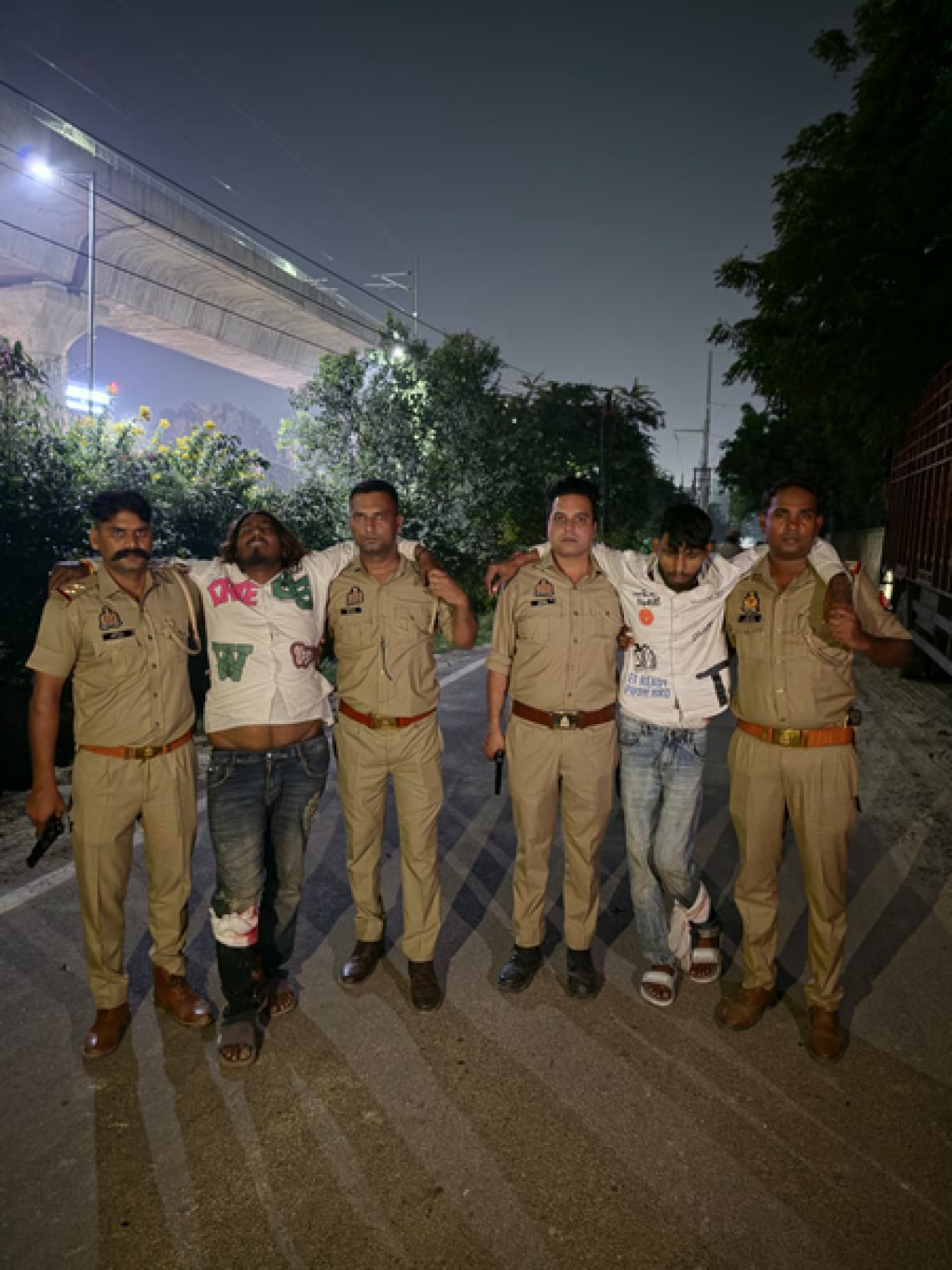 காஜியாபாதில் மோதலில் இரண்டு குற்றவாளிகள் கைது, இருவரின் காலில் காயம்