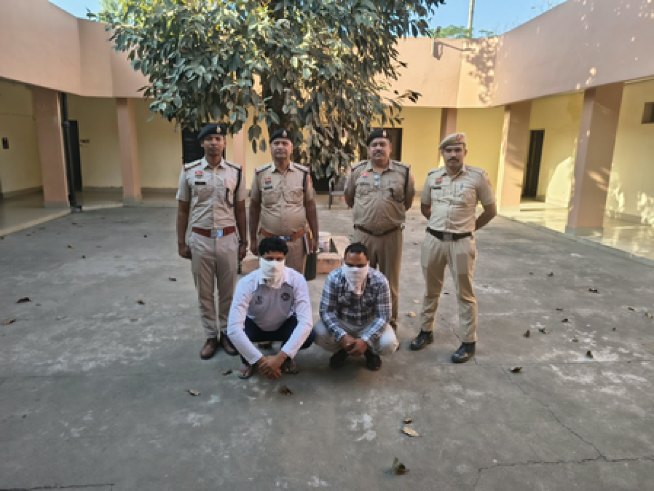 காஷ்மீரில் கற்களை வீசிய சம்பவம்: இரண்டு கைது செய்யப்பட்டவர்கள்