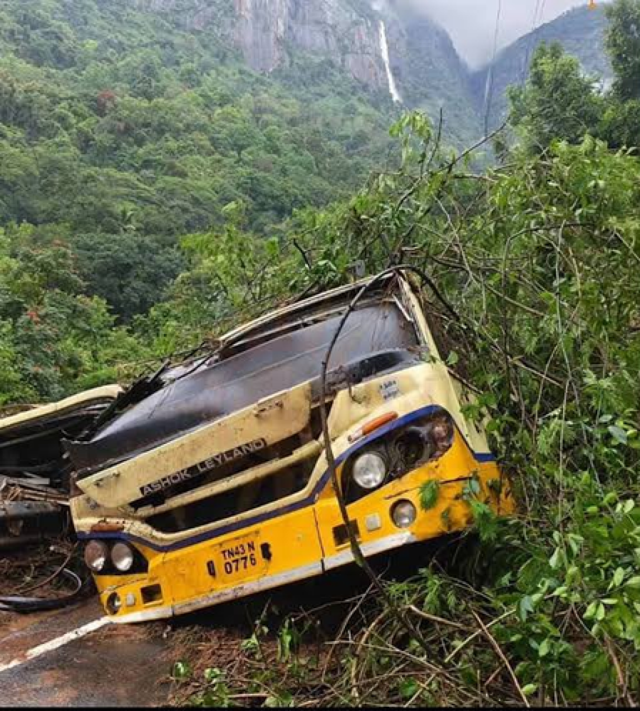 தமிழ்நாட்டில் நிலச்சரிவில் சிக்கிய அரசு பேருந்து: ஓட்டுனர் உயிரிழப்பு, 50 பயணிகள் காப்பாற்றப்பட்டனர்