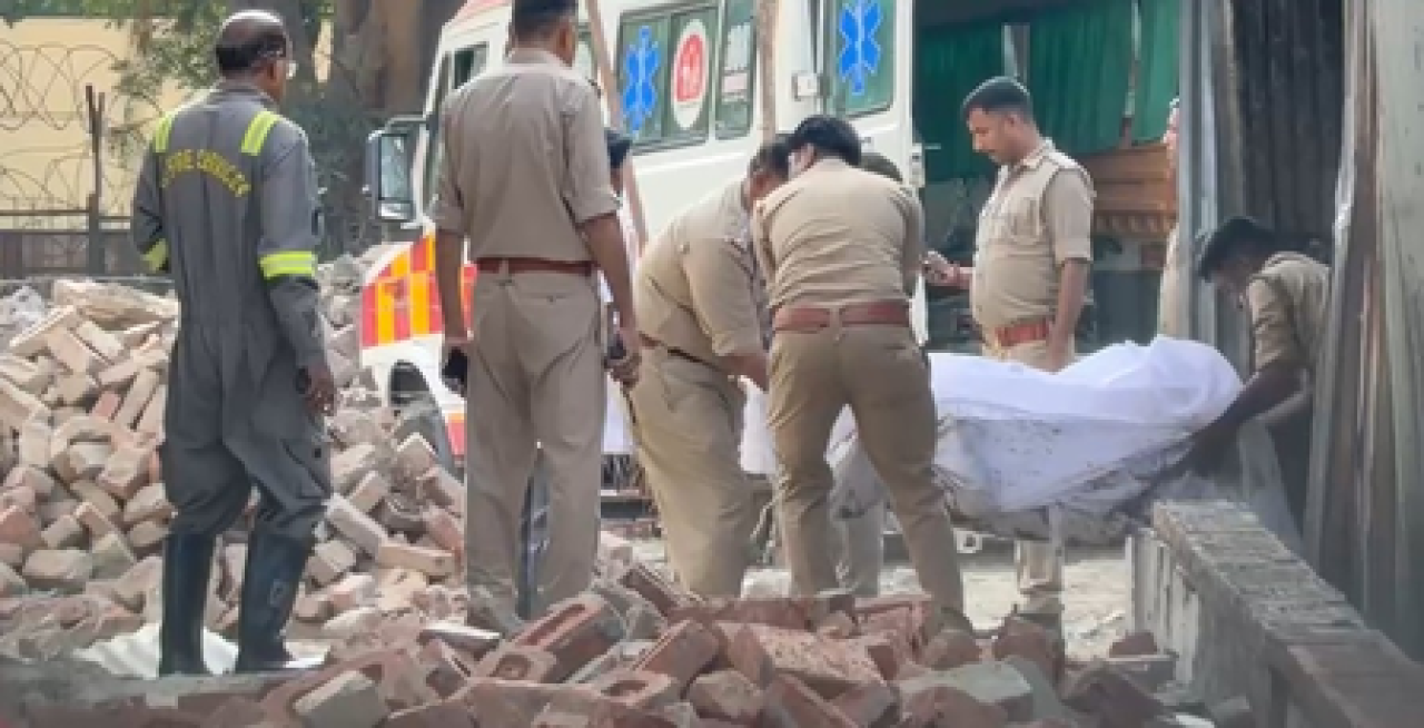 நோயிடாவில் தீ விபத்து: பல உணவகம் தீயில் எரிந்து, ஒருவர் உயிரிழப்பு