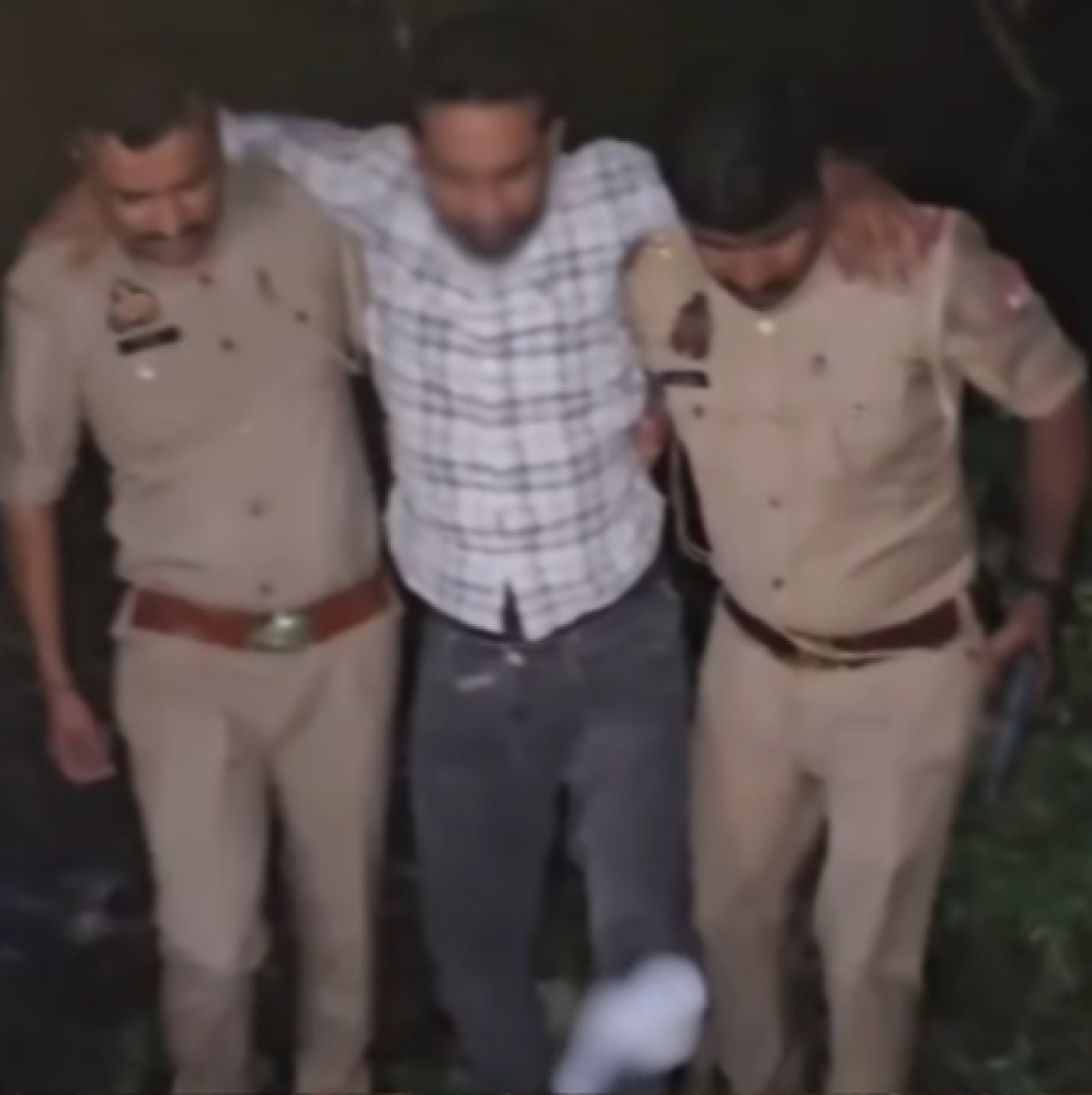 நோய்டா போலீசாரின் மோதலில் இரண்டு கொள்ளையர்கள் கைது