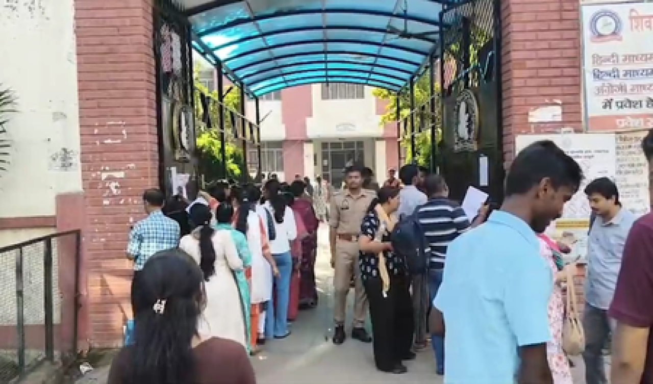 பிரயாக்ராஜில் மருத்துவ கல்வி அதிகாரி தேர்வில் பங்கேற்றவர்கள்