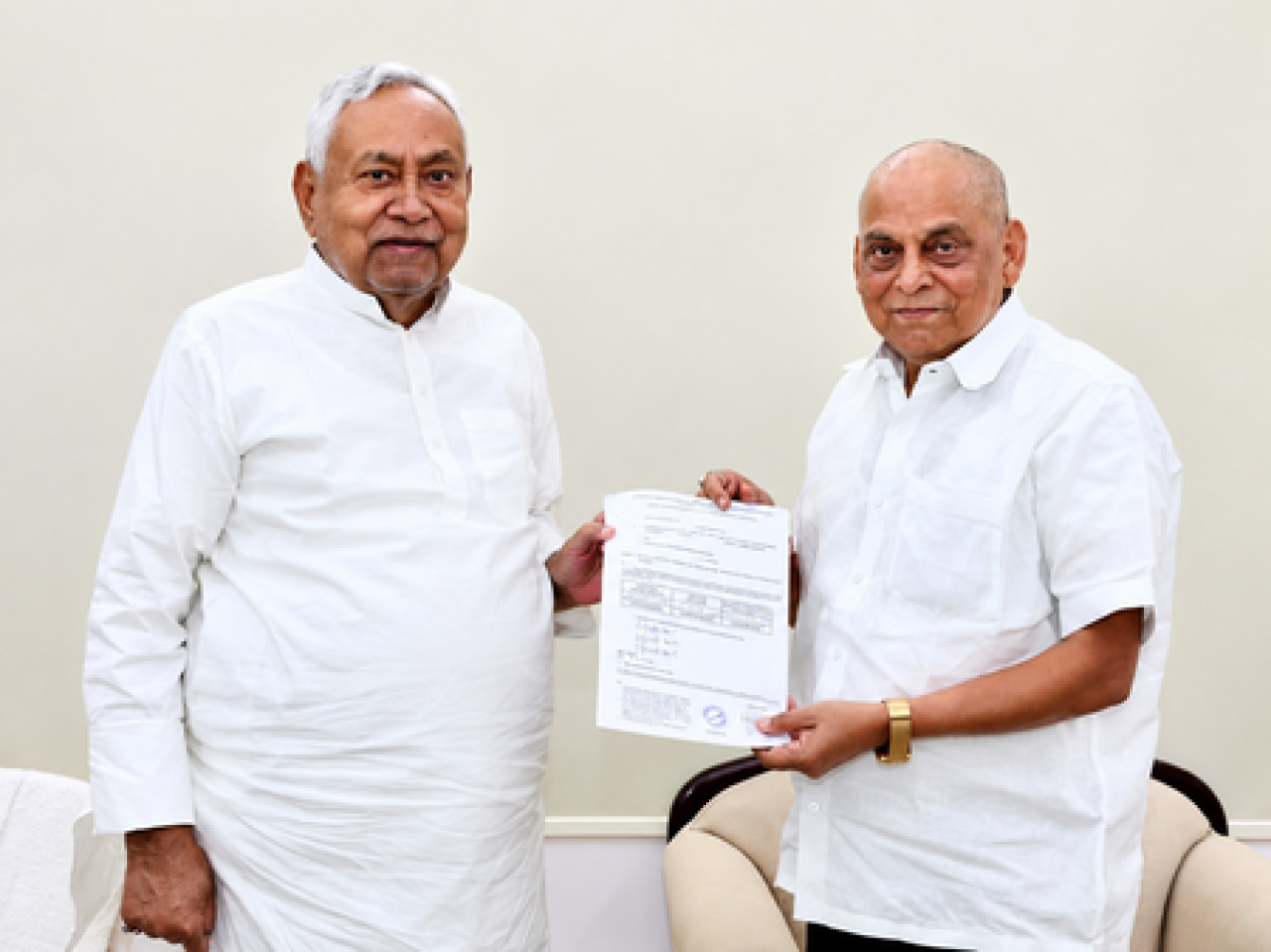 பீஹாரில் தேர்தல் பிரச்சாரத்தில் அனந்த் சிங் மற்றும் நீரஜ் குமார் சந்திப்பு