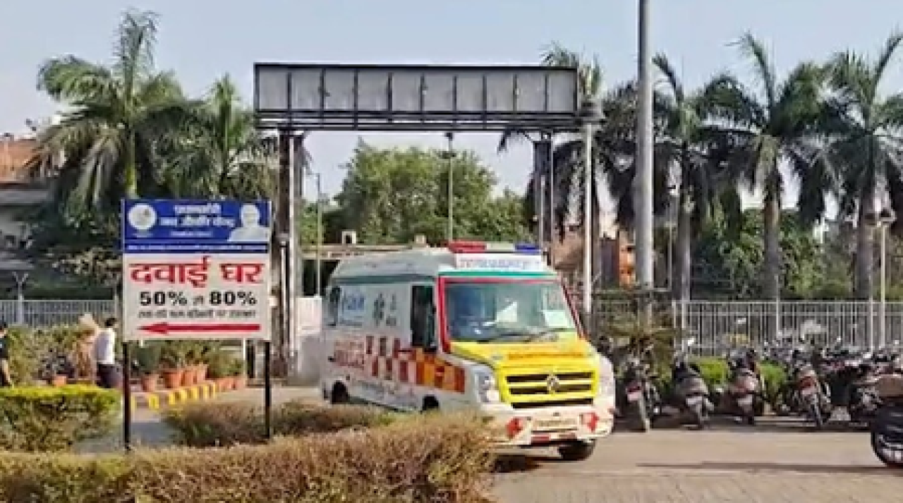 புதிய டெல்லியில் கட்டிடம் இடிந்து, பலர் மண்ணுக்குள் சிக்கியிருக்க வாய்ப்பு