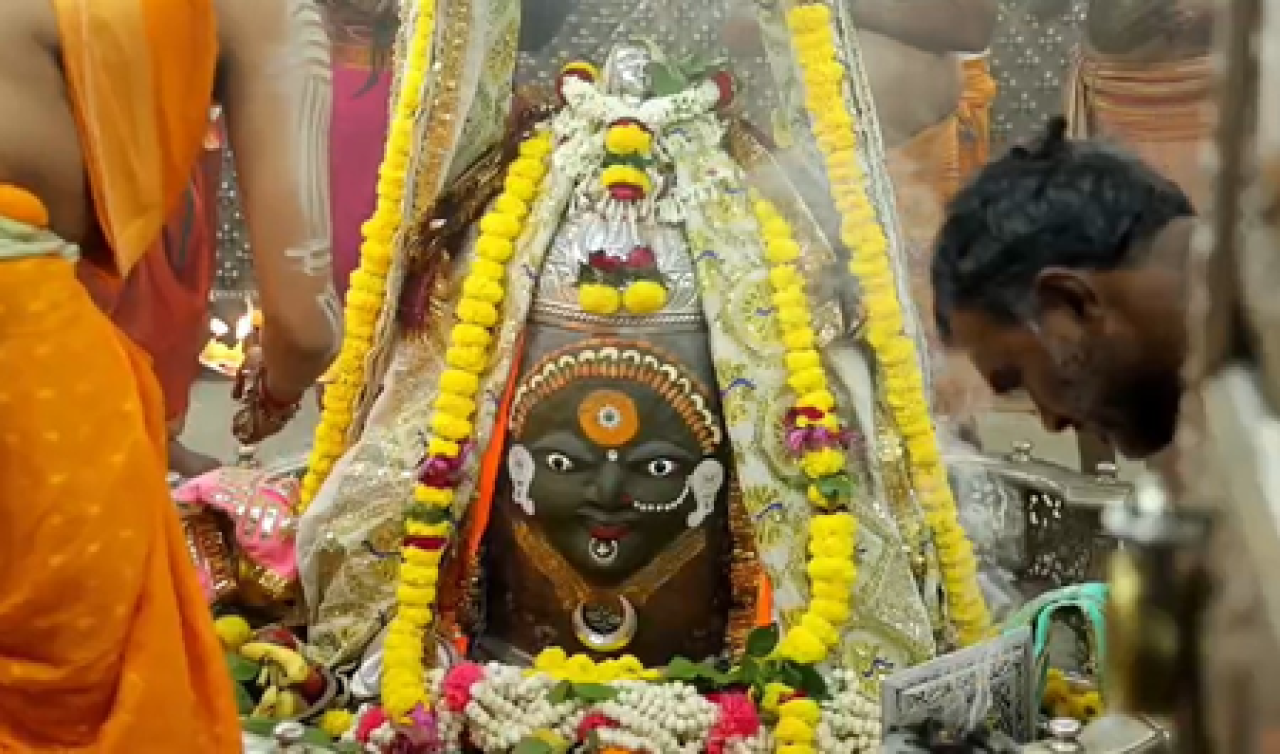 மகா அஷ்டமி விழாவில் தேவியாக மாறிய பாபா மகாகால், வெள்ளி மற்றும் தங்க ஆபரணங்களால் அலங்கரிப்பு