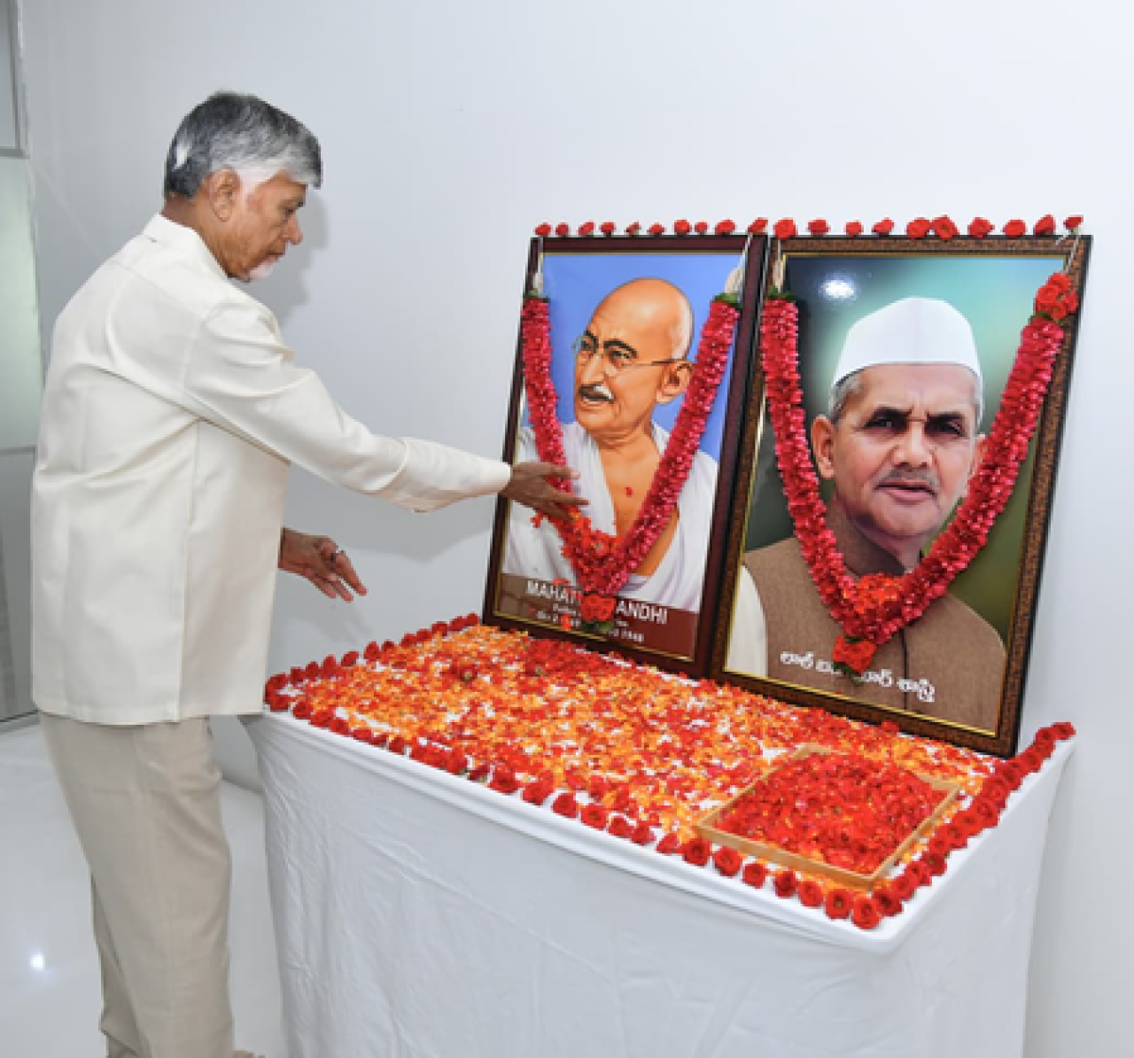 மகாத்மா காந்தி மற்றும் லால் பஹதூர் ஷாஸ்திரிக்கு அஞ்சலிகள்